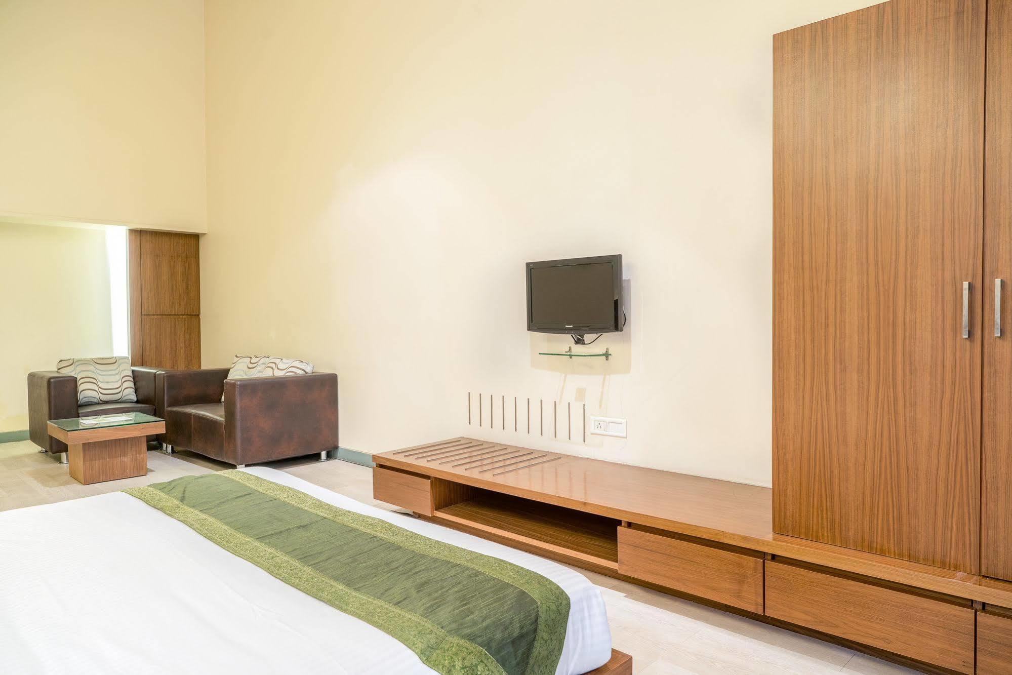 Mint Koregaon Park Next To Osho Ashram Pune Extérieur photo